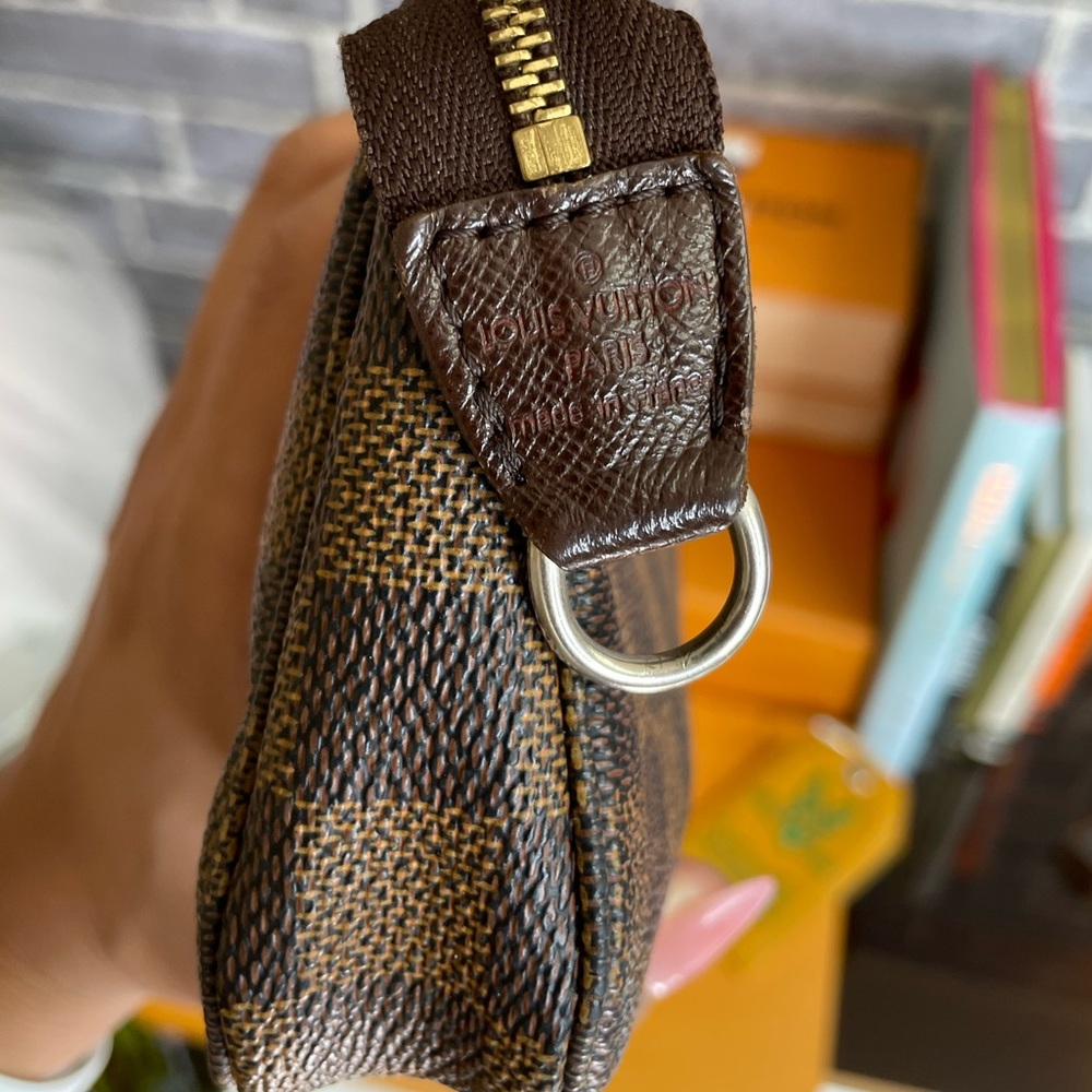 🔥SOLD🔥Authentic Louis Vuitton (Medium) Damier Ebene Pochette - Picture 3 of 12